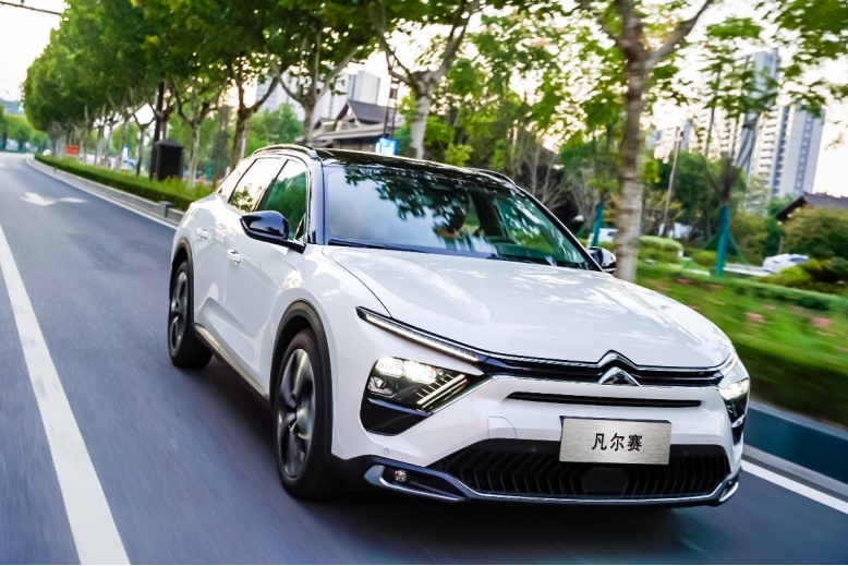 凡尔赛C5 X互联网大会亮“科技底牌”：智能车机比肩头部主流水平 云、管、端筑客户信息安全1632.png